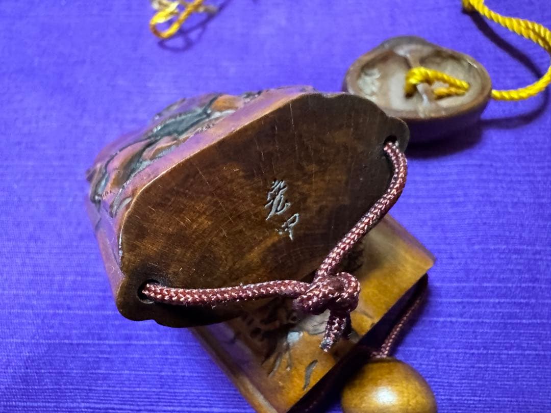 時代物　木彫　虎図　印籠根付　宏中在銘（提げま物煙管煙草入れキセル柘植前金具