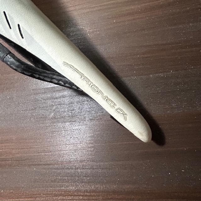 軽量フィジーク　アリオネ ホワイト　カーボンレール MINI様