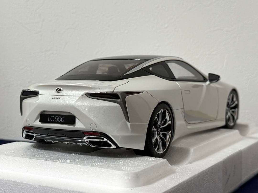AUTOart オートアート 1/18 LC500