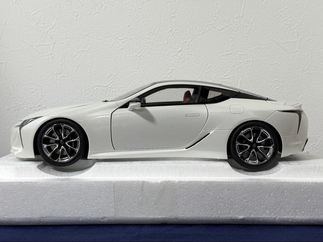 AUTOart オートアート 1/18 LC500