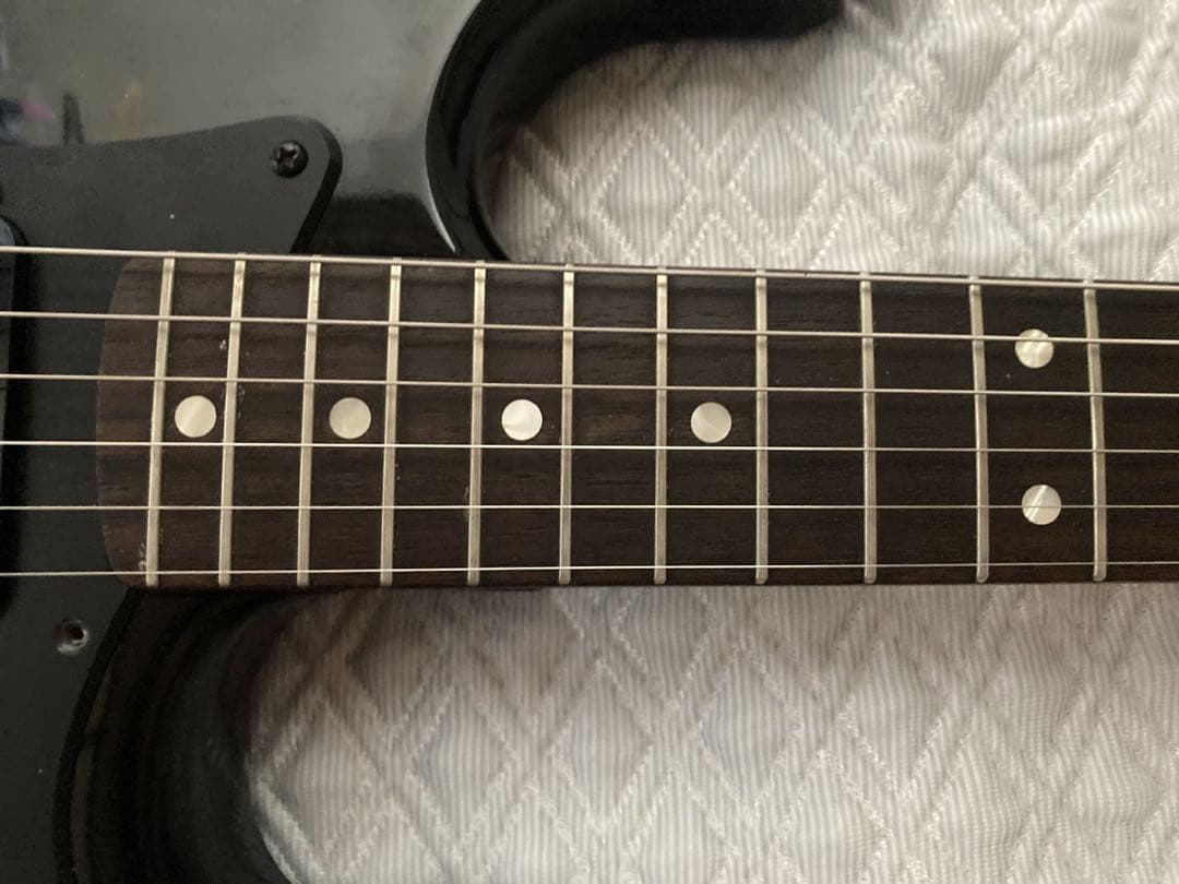 ラージヘッドオールブラック　ストラトタイプ