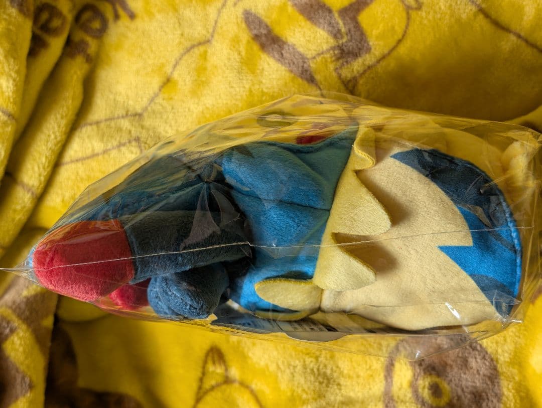 ポケモンセンター メガルカリオのポンチョを着たピカチュウ ぬいぐるみ　タグ付き