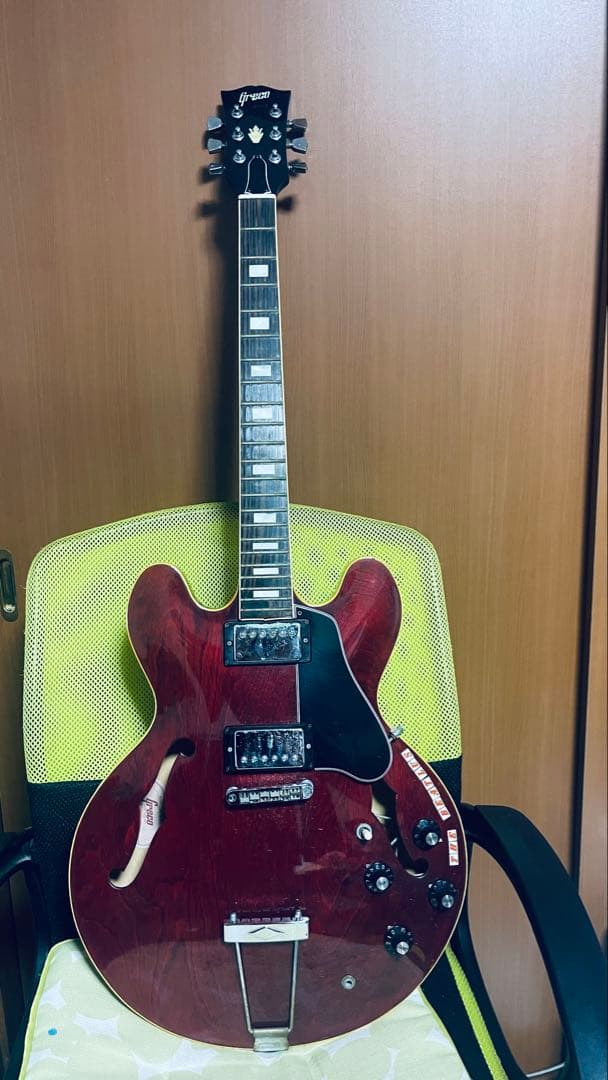 ワインレッド セミアコースティックギター ハードケース付