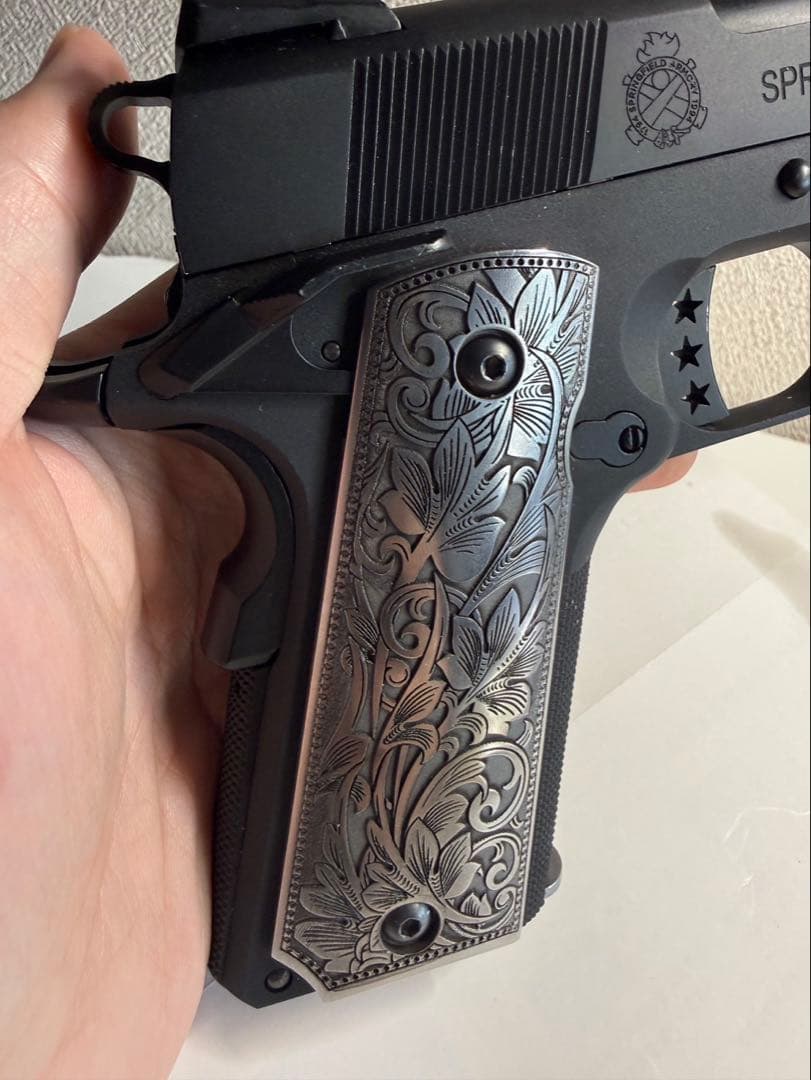 エングレーブ装飾のトイガングリップ