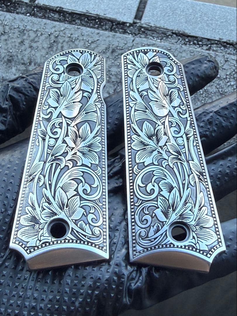 エングレーブ装飾のトイガングリップ