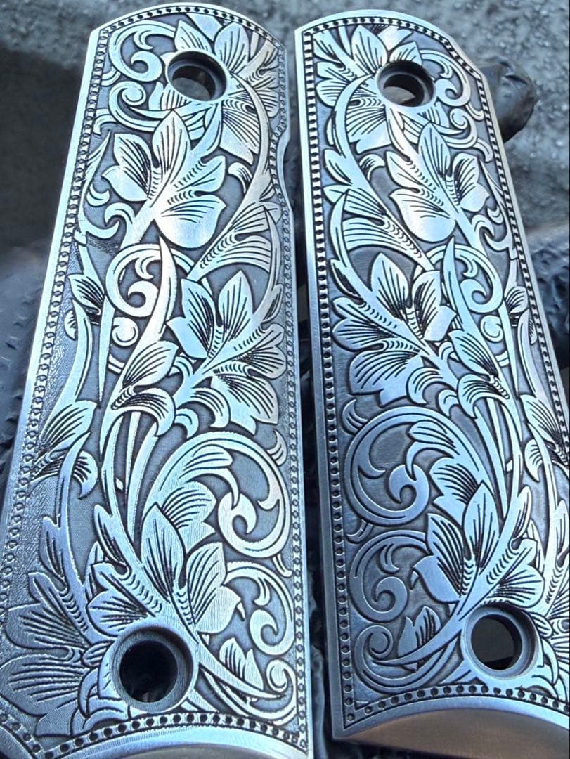 エングレーブ装飾のトイガングリップ