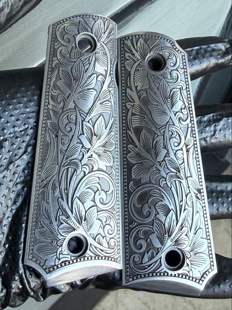 エングレーブ装飾のトイガングリップ