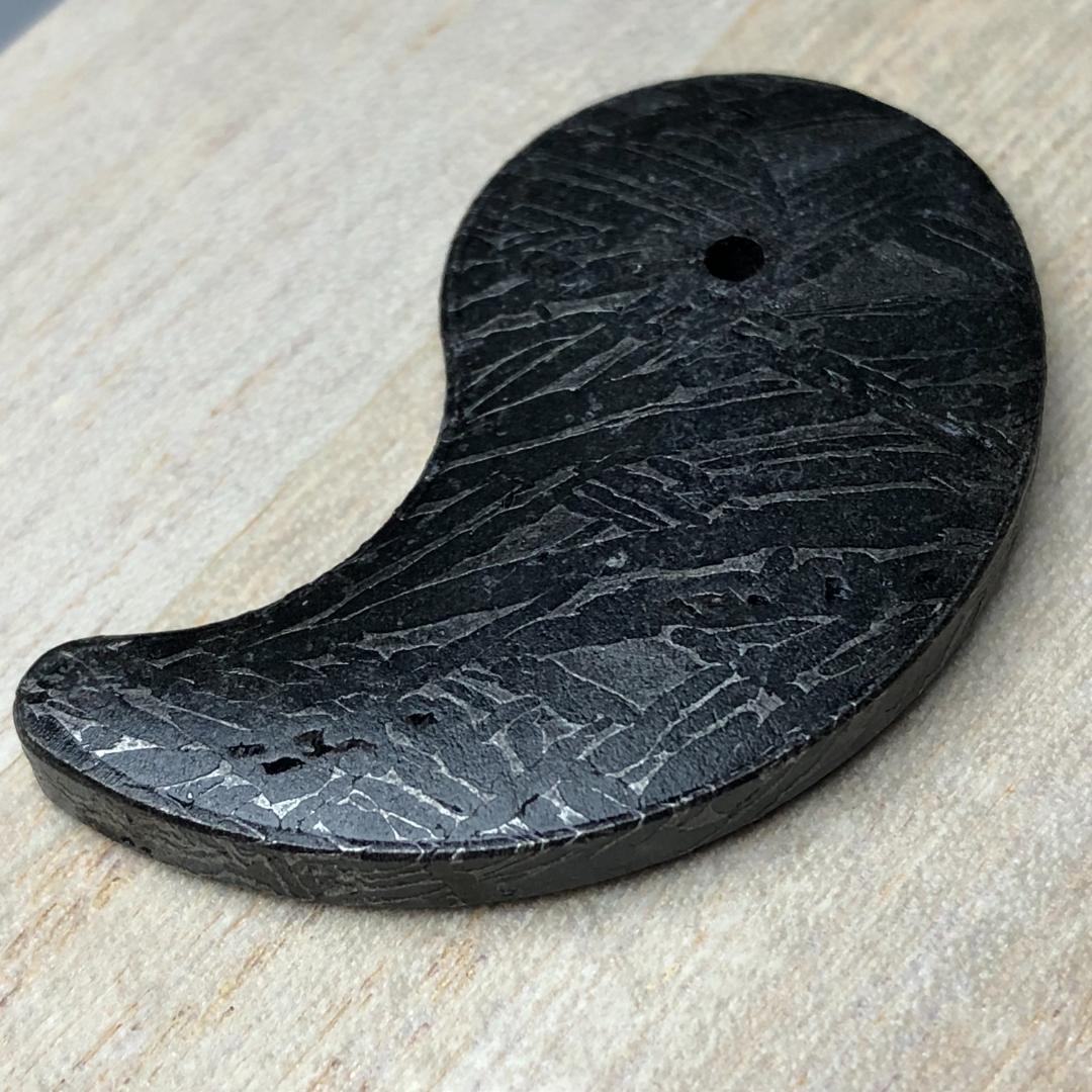 アルタイ隕石 勾玉　隕石　ペンダントトップ　メテオライト鉄隕石　重さ23ｇ