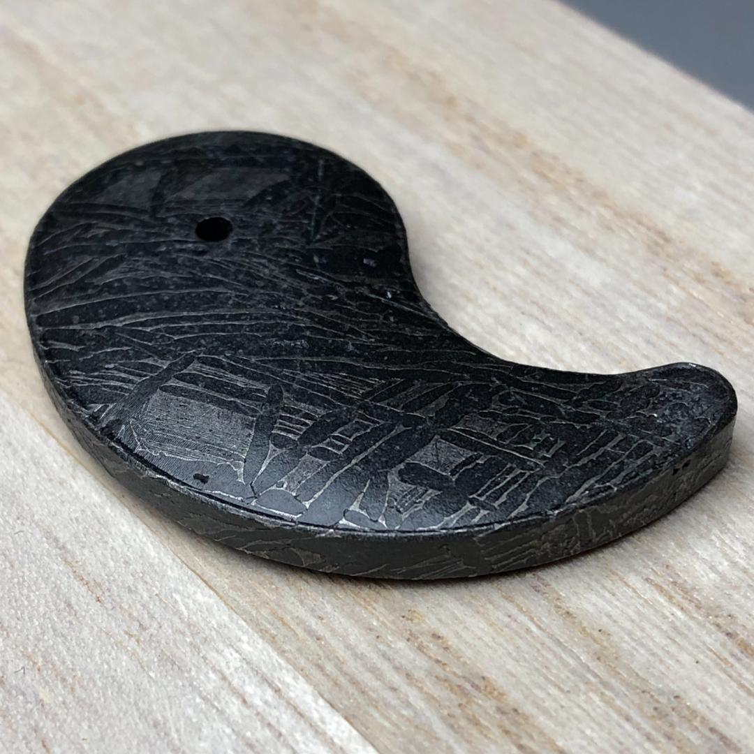 アルタイ隕石 勾玉　隕石　ペンダントトップ　メテオライト鉄隕石　重さ23ｇ