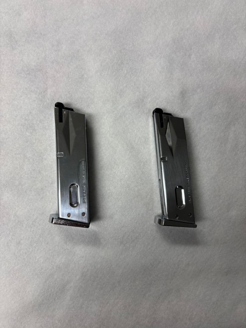 ガスガン シルバーブラック マガジン2本 ホルスター付き