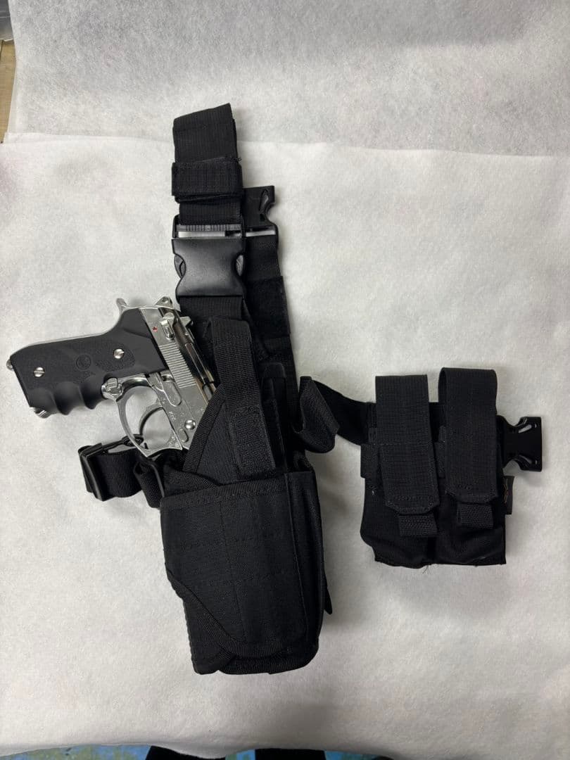 ガスガン シルバーブラック マガジン2本 ホルスター付き