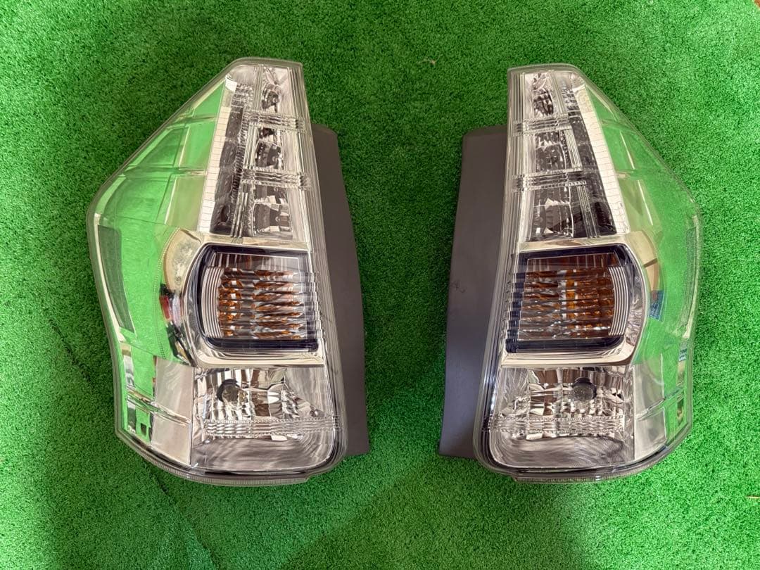 中古品☆プリウスα左右テールランプ☆前期用ZVW 40W/ZVW41W