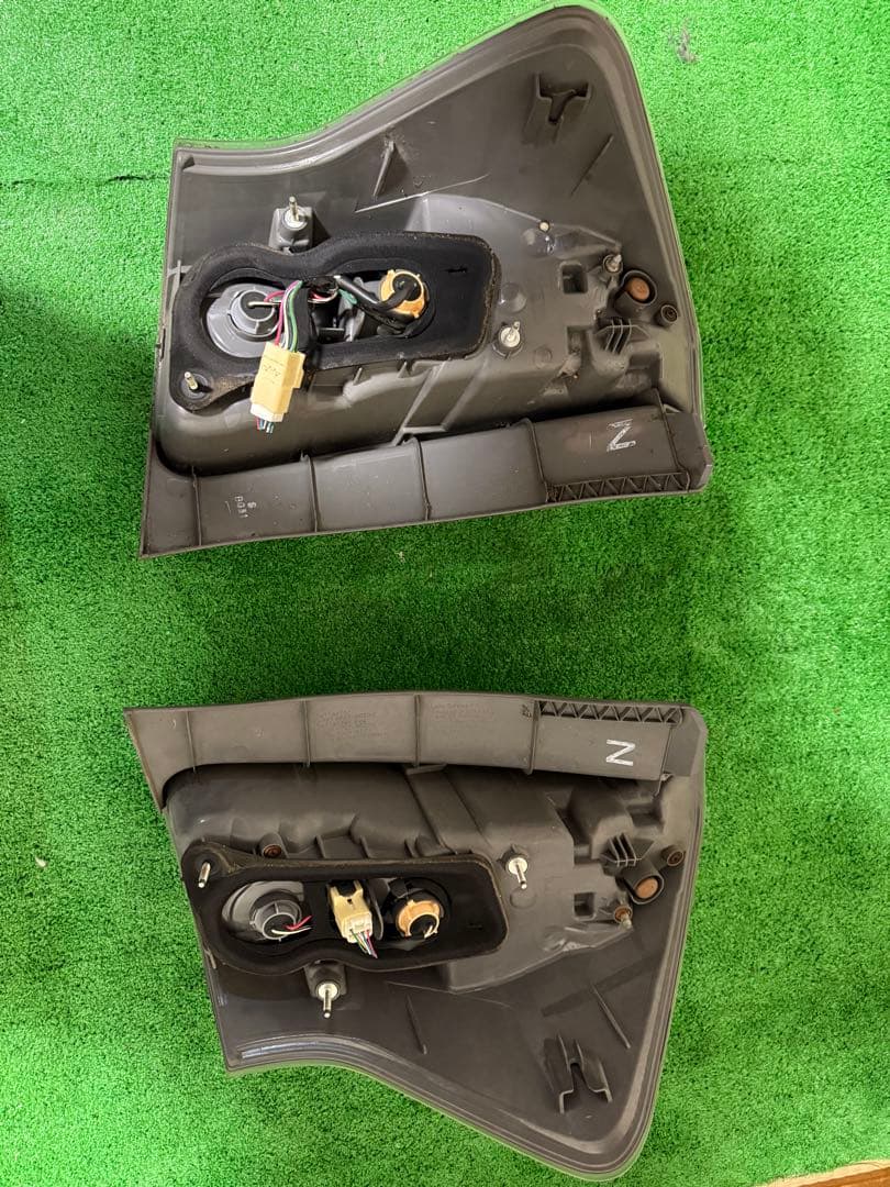 中古品☆プリウスα左右テールランプ☆前期用ZVW 40W/ZVW41W