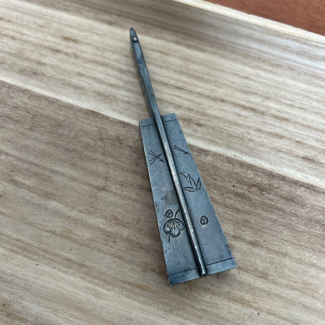 銀製　扇子型　楊枝入れ细工　梅　紅葉32g