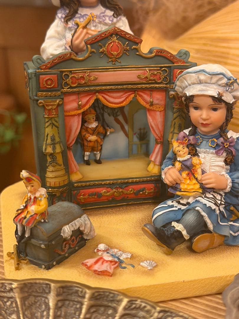 Leonardo Collection イギリス陶器製人形と舞台装置のフィギュア