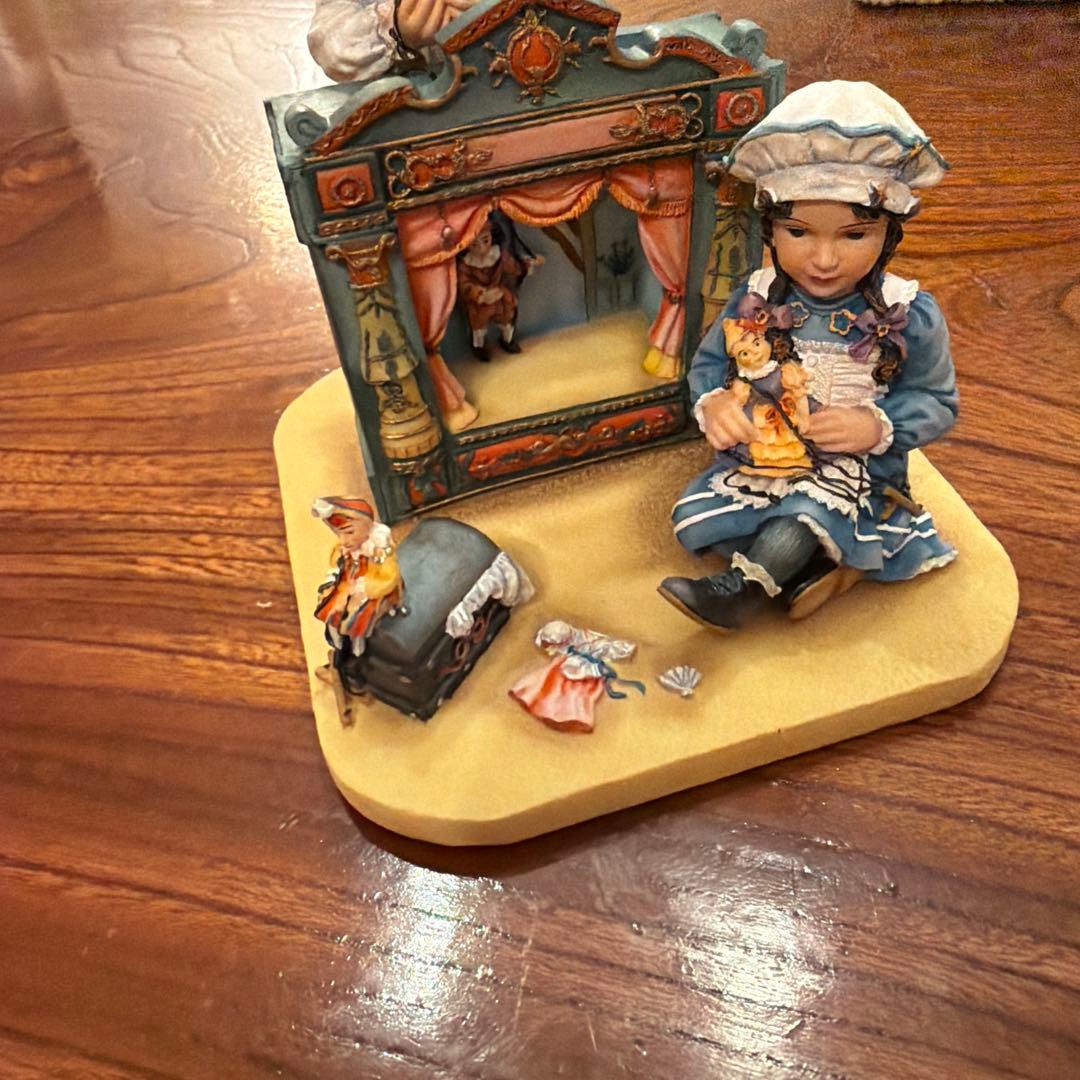 Leonardo Collection イギリス陶器製人形と舞台装置のフィギュア