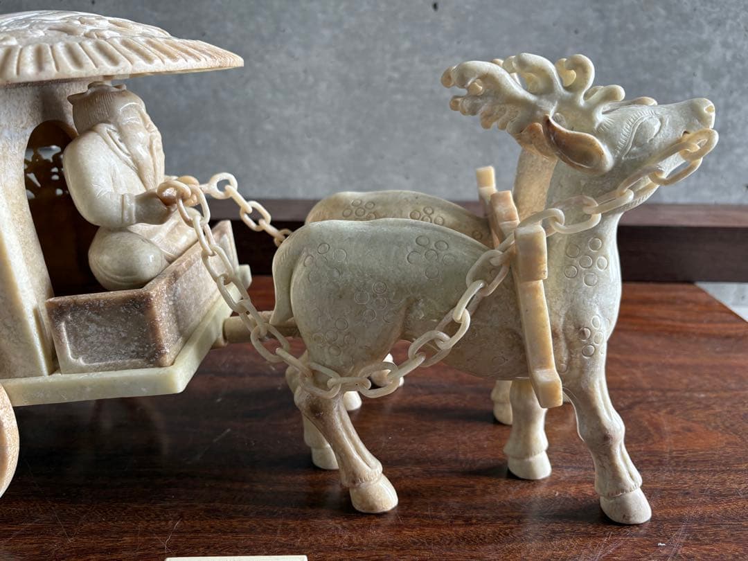 ジブリ⭐︎石？玉？の大きな中国的置物　馴鹿車？