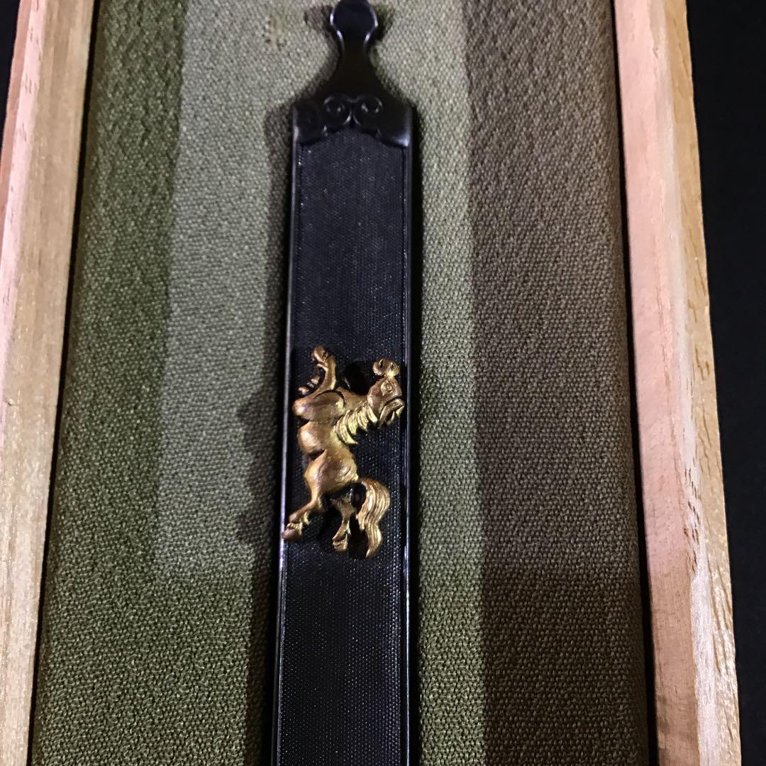 赤胴金色絵高彫　「跳躍馬図」　笄　後藤