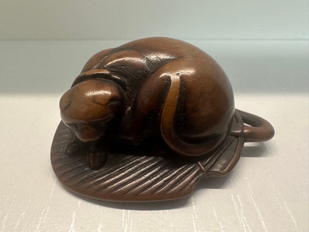 根付(netsuke) うちわの上の犬　木製 江戸時代