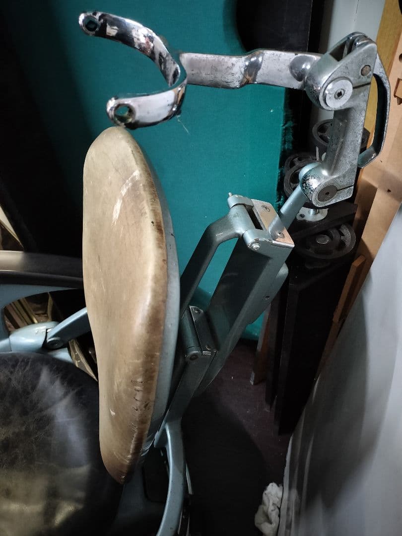 昭和初期の歯医者の椅子　歯科用椅子　昭和レトロ