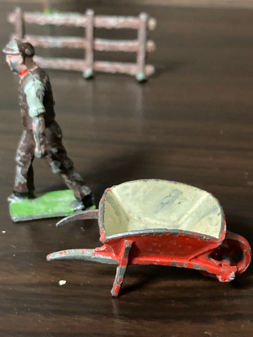 50sJ.Hill & Co.鉛製フィギュアイギリス製 一輪車を引く男ビンテージ