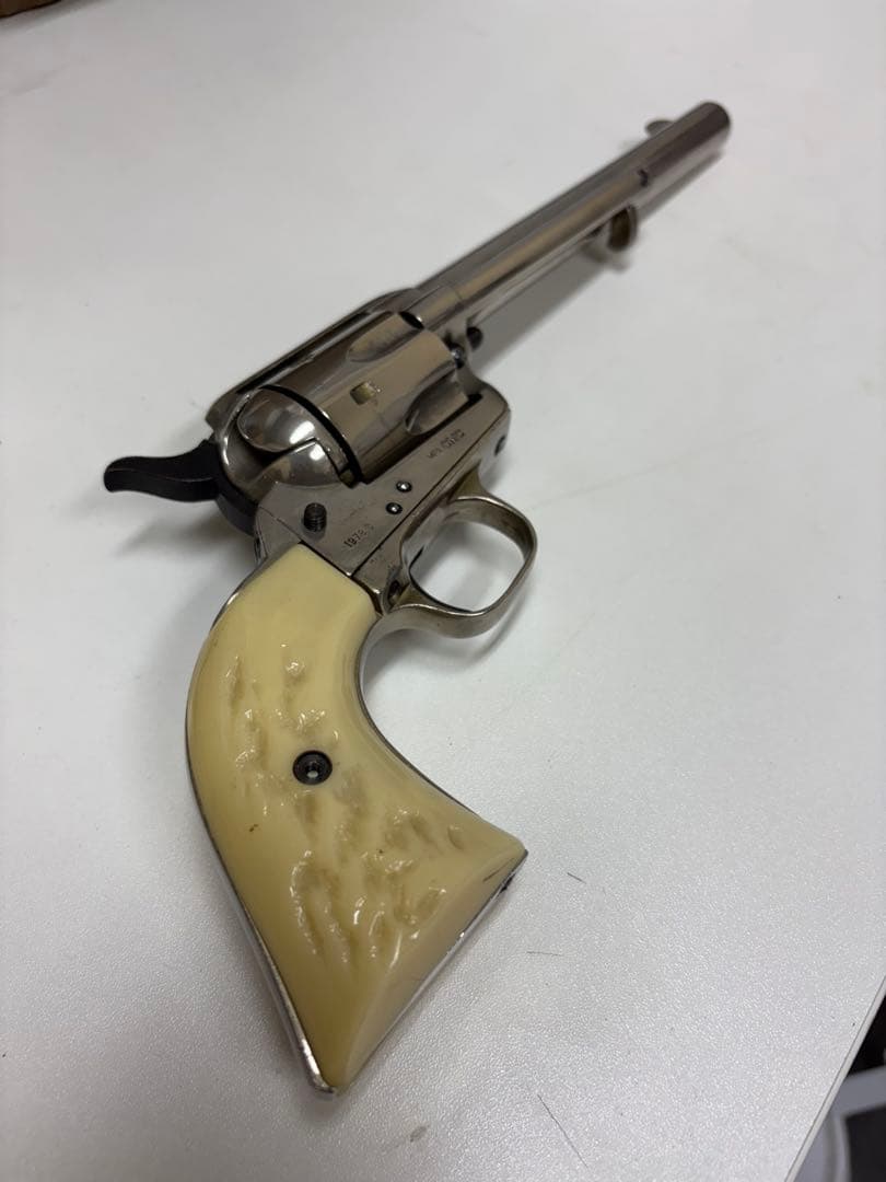 メタル製リボルバー アイボリー風グリップ　激鉄ワレあり