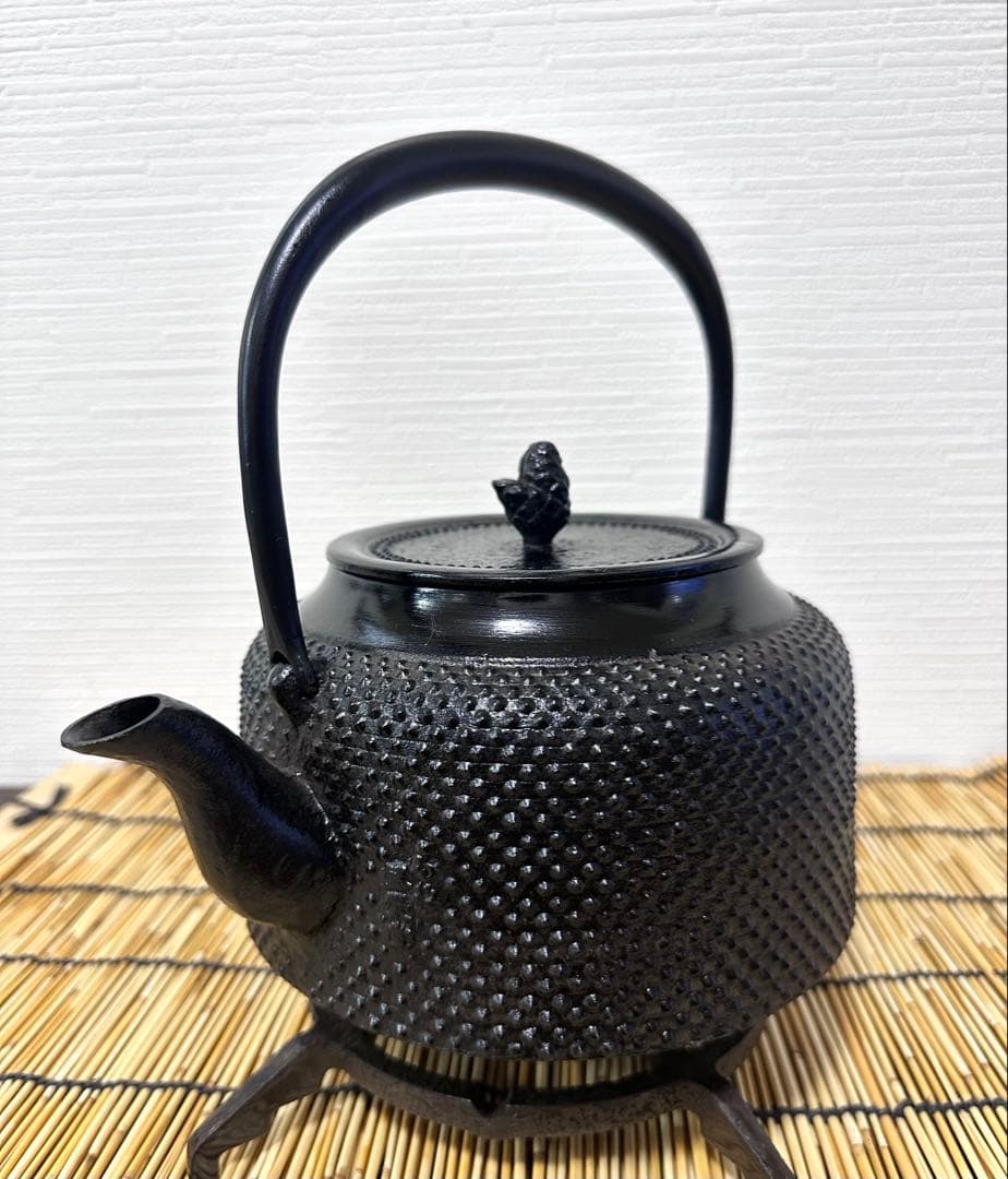 未使用品、供箱等付属品付　南部盛榮堂OIGEN造　１８型アラレ　南部鉄瓶