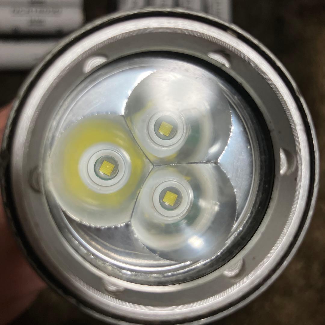 【超強力・日本製】高輝度LED懐中電灯 ＋ NCR18650電池12本フルセット