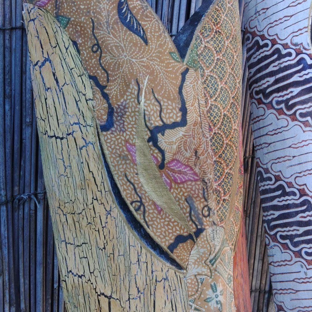 木彫面　壁掛けオブジェ　狐人面　木製　布装飾　民芸品