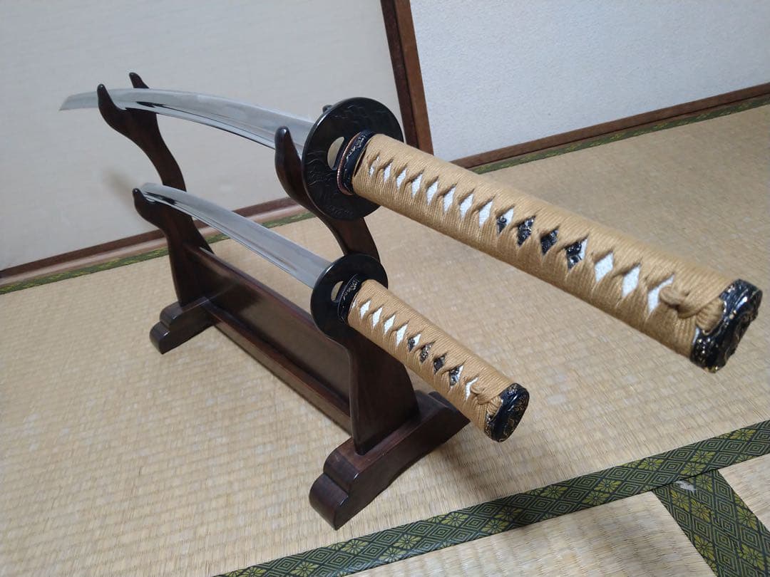 居合刀　大刀　小刀　2本セット　刀掛け付き　漆塗り鞘　鉄製鍔