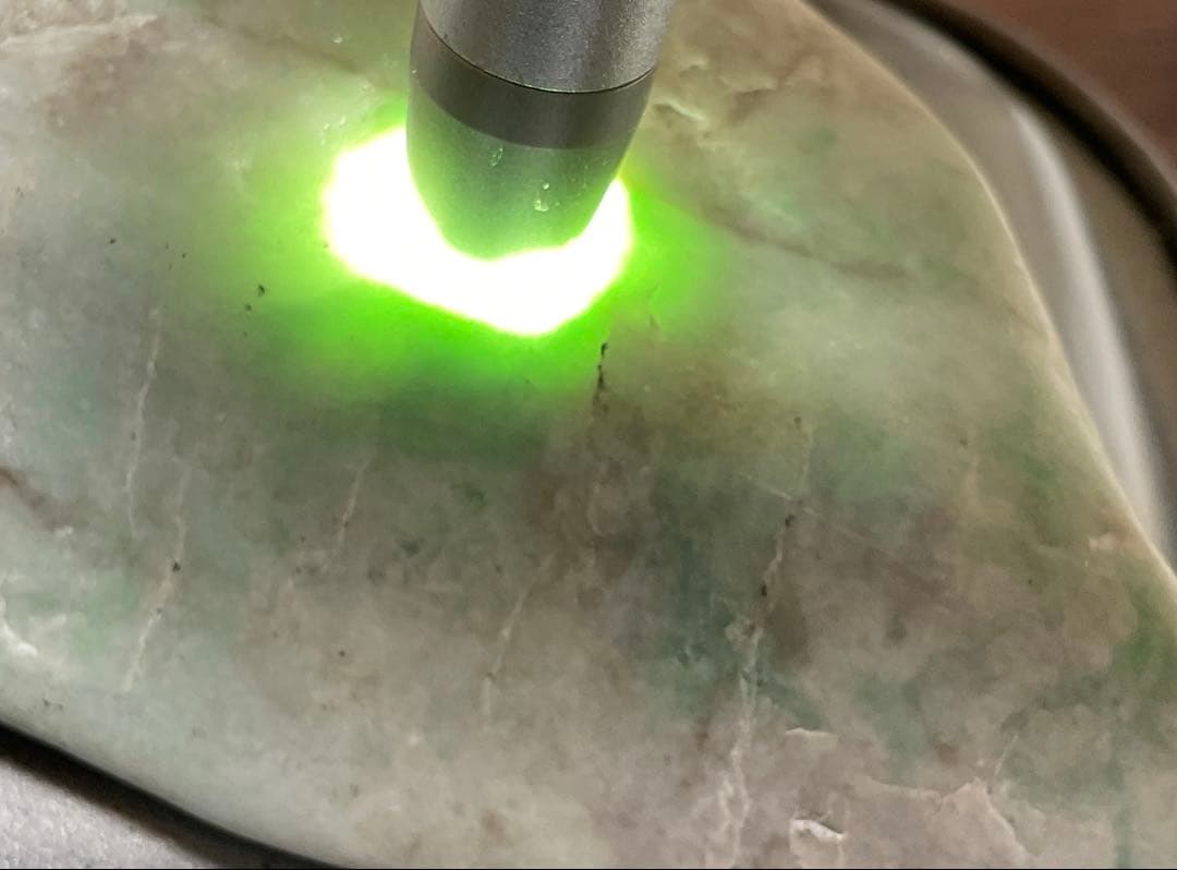 明緑色　入りコン沢翡翠280g 糸魚川　ヒスイ　ひすい