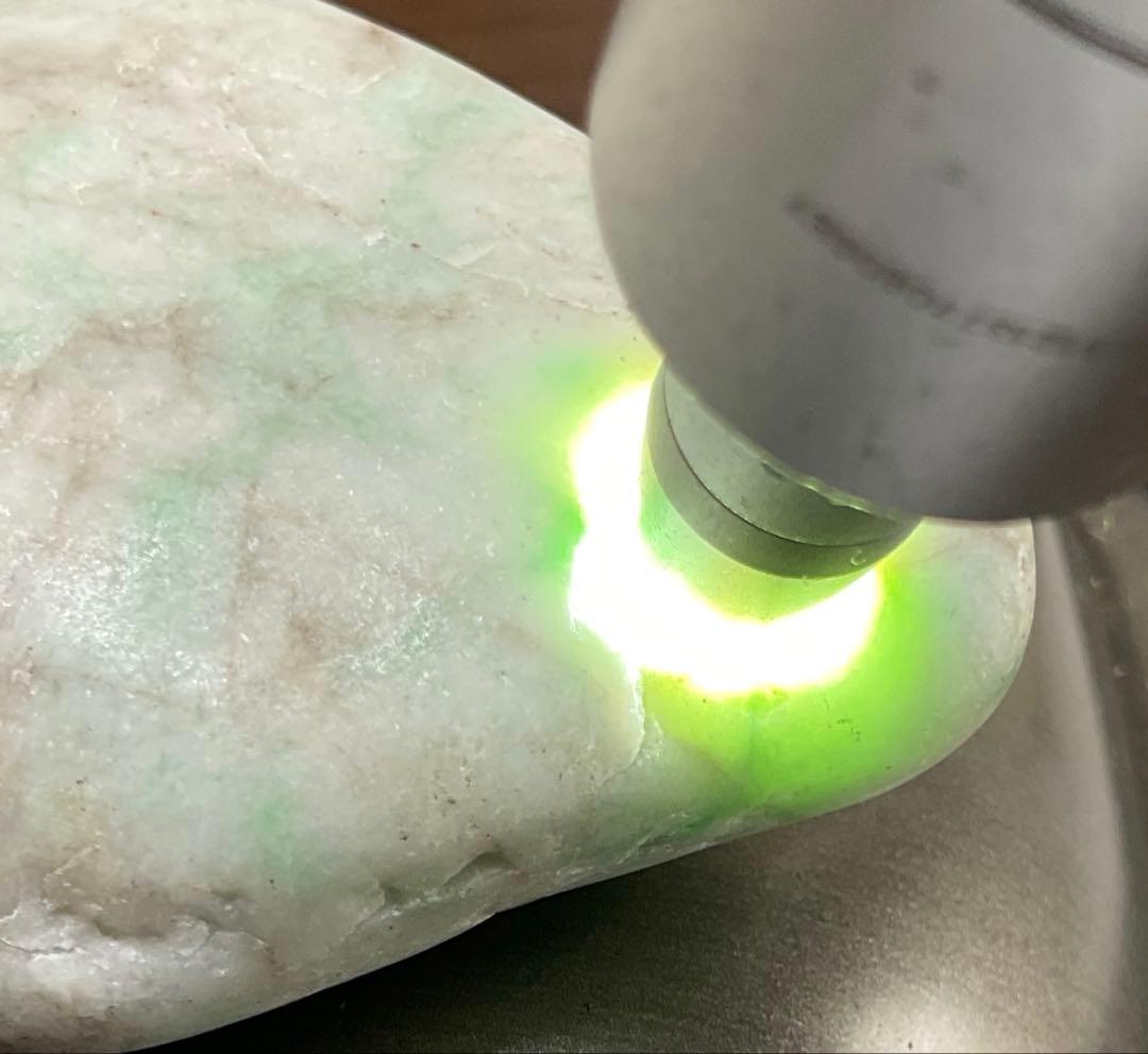 明緑色　入りコン沢翡翠280g 糸魚川　ヒスイ　ひすい