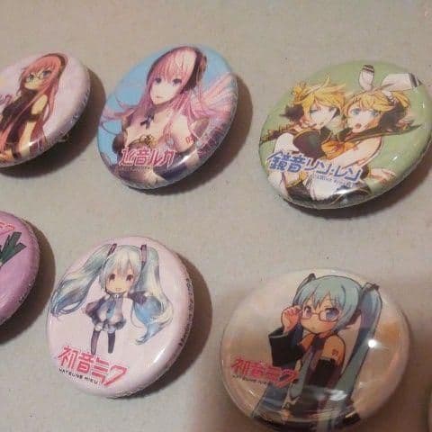 新品　初音ミク　巡音ルカ　鏡音リン　レン　　 缶バッジ 12個セット