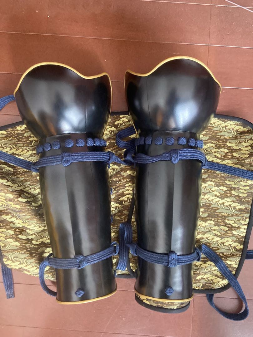 美品甲冑　脛当　黒艶消塗中立拳臑丸武産業