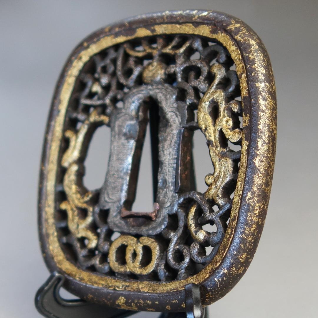 【珠追双龍唐草透 南蛮鍔 鉄地 金銀布目象嵌】 鍔 鐔 刀装具 武具 骨董