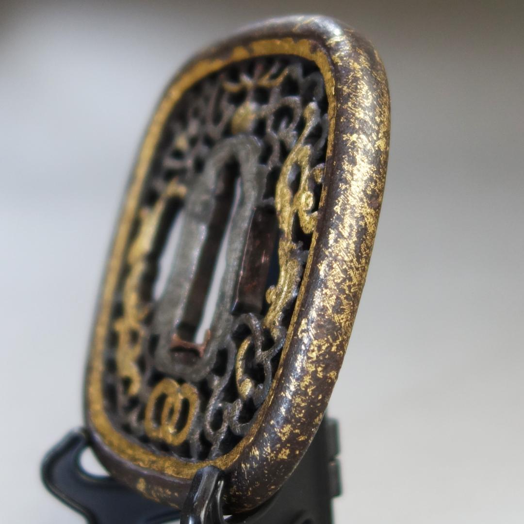 【珠追双龍唐草透 南蛮鍔 鉄地 金銀布目象嵌】 鍔 鐔 刀装具 武具 骨董