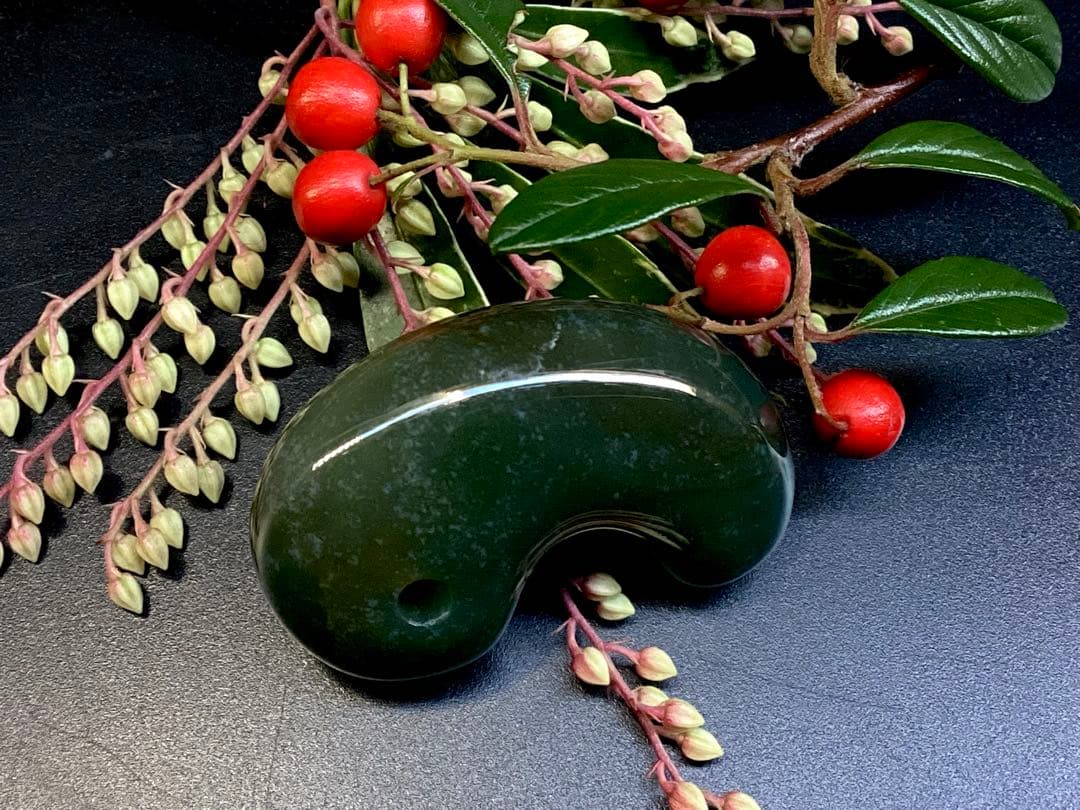 とびっきりの出雲石‼️ 超レア物‼️出雲碧玉勾玉　2度と入手は困難な別格品　本物保証