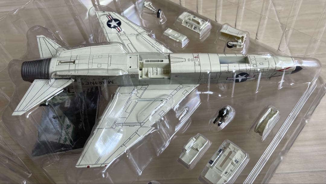 希少絶版新品　センチュリーウイングス/ 1/72 米海兵隊F-８E クルセイダー