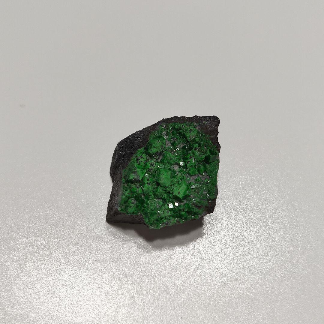 パワーストーン　天然石　ウバロバイト（灰クロムざくろ石）13g　No.822