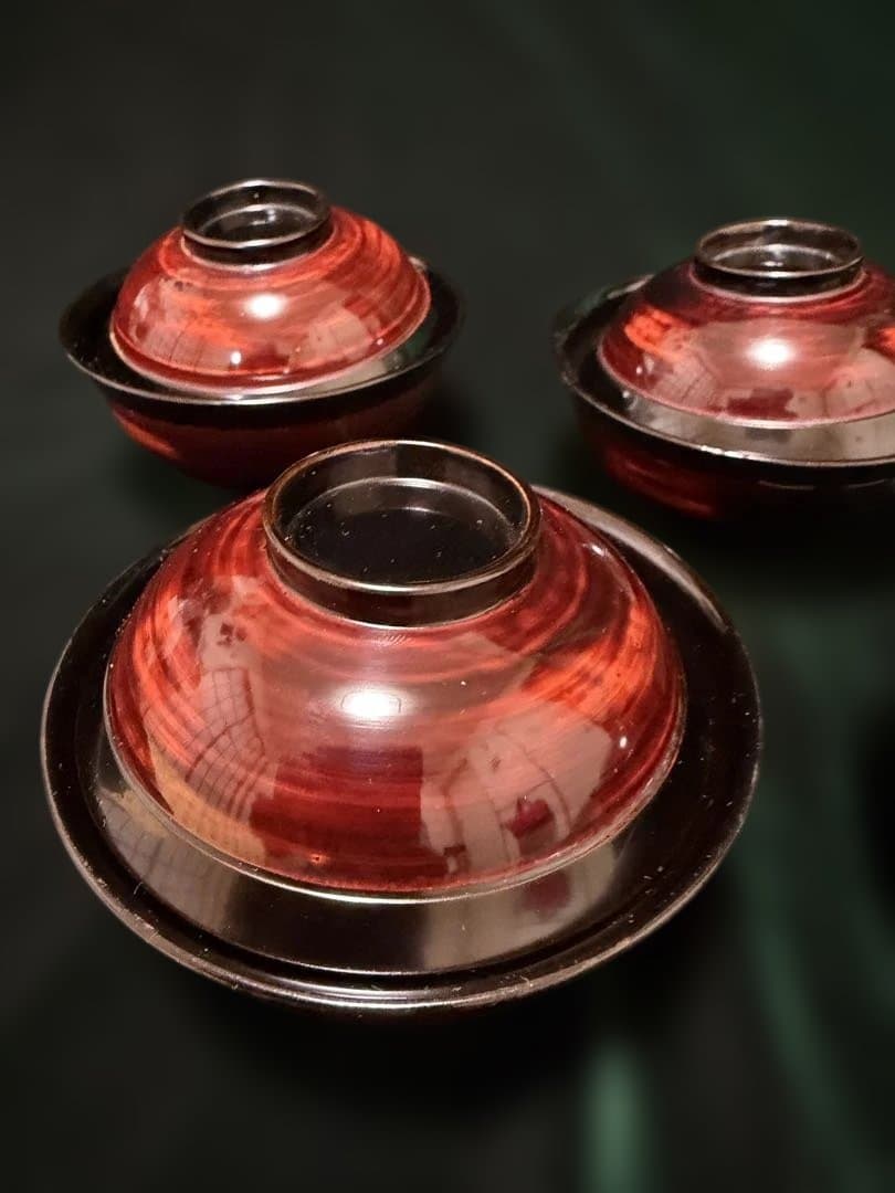 時代朱漆に優美な蝶ボタン蒔絵の映えるお椀4点輪島塗蒔絵椀煮物椀