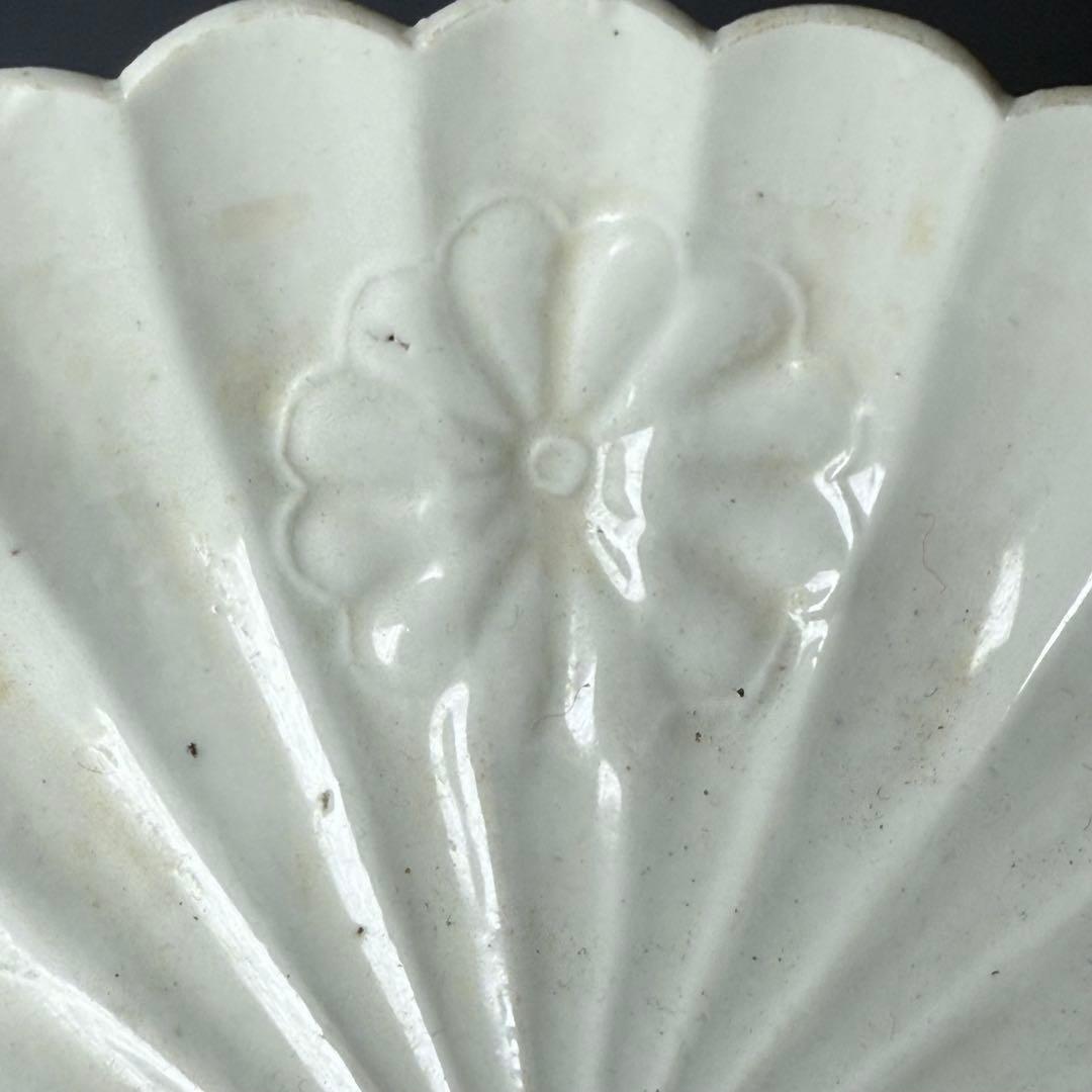 江戸中期　白磁菊花形膾皿　陽刻菊花文様　粉挽　古陶を楽しむ　17cm　大きめ
