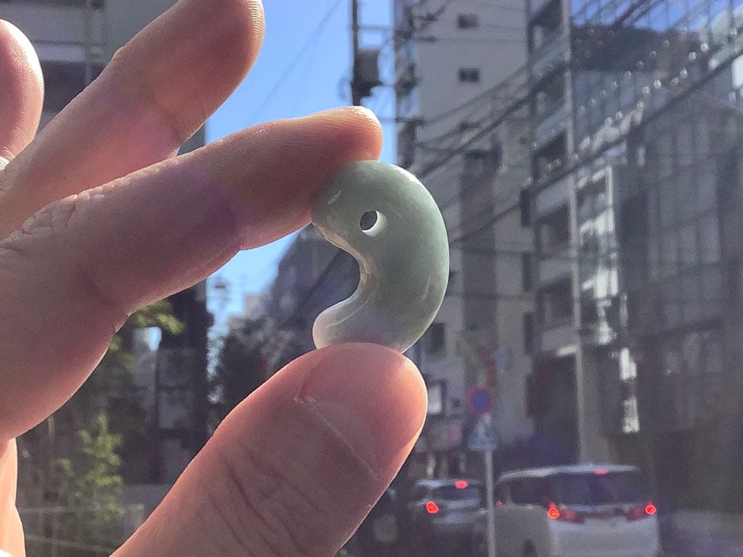 ✳薄利多売‼️お値段自信ありの糸魚川翡翠御守りアイスジェイド勾玉　極上肌目　鑑別書