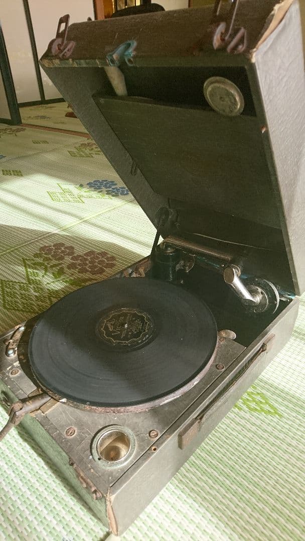 旧式レコードプレーヤーとレコード