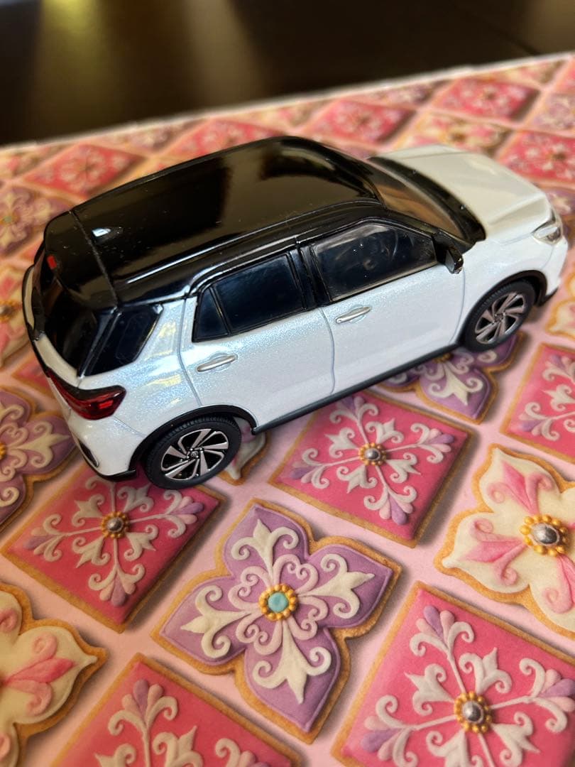 トヨタ RAIZE ホワイト/ブラック ミニカー　箱なし