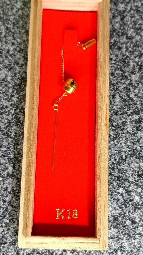 【特注一点モノ】三菱マテリアル K18金製の鈴 ピンブローチ 桐箱付