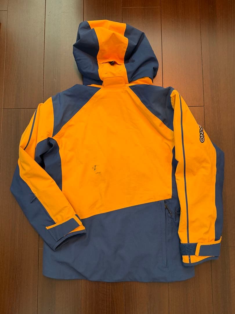 オンヨネ　スキーウェア　上下Mサイズ　デモ