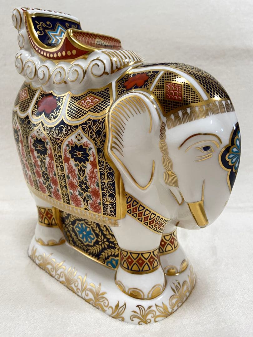 ロイヤルクラウンダービー 陶器製 豪華な象の置物