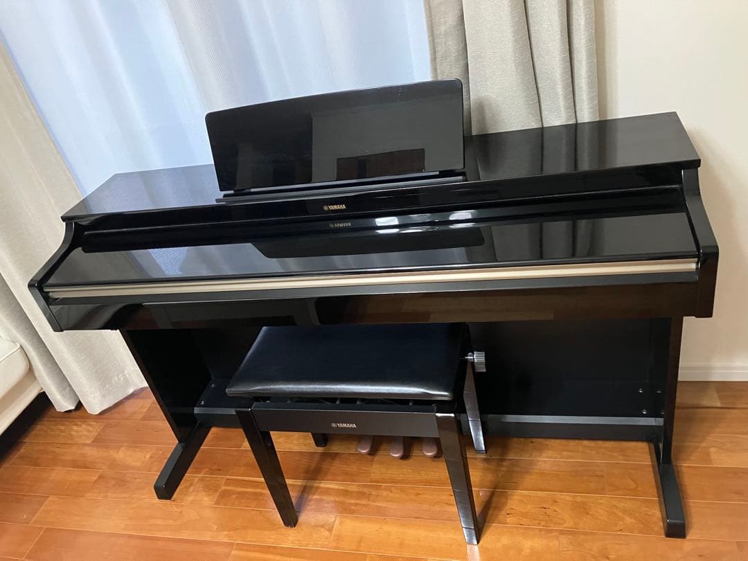 YAMAHA電子ピアノ 88鍵 黒色艶出し仕上げ　椅子付き　13年製