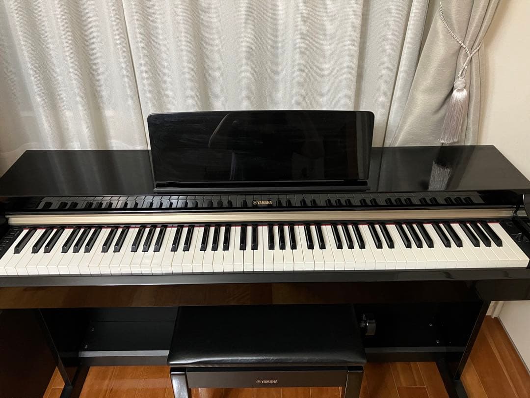 YAMAHA電子ピアノ 88鍵 黒色艶出し仕上げ　椅子付き　13年製