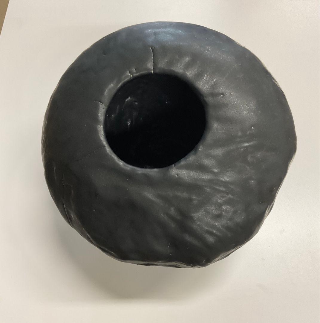 壺(黒)　陶芸作品(植物鉢、盆栽、インテリアなど)　高さ約20cm